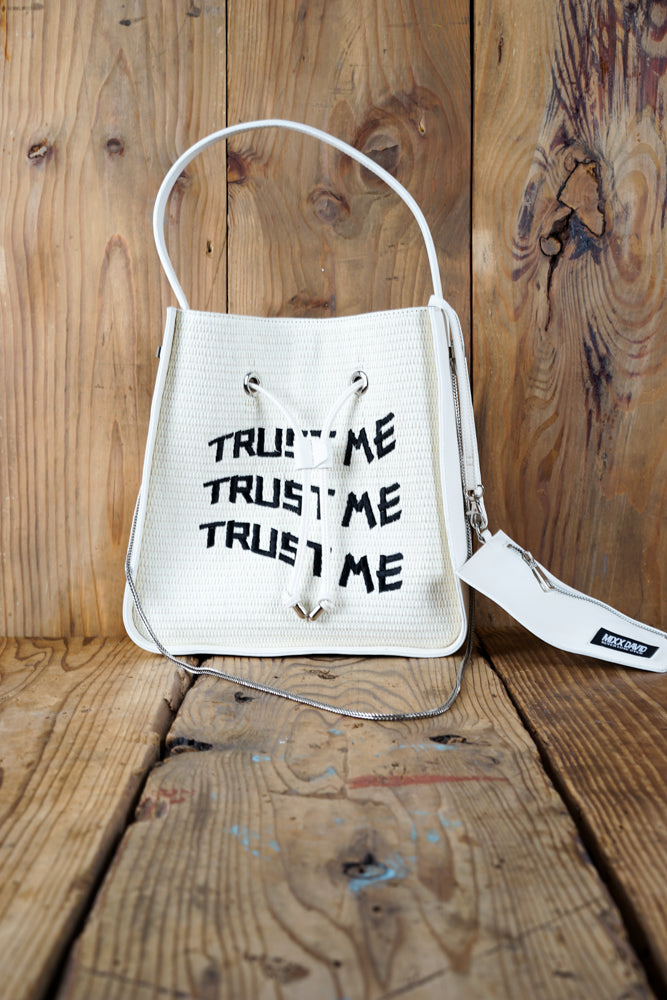 TRUST ME 雑材バッグ